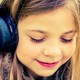 Imagen para el artículo titulado Esta es la razón por la que no deberías comprarle auriculares baratos a un niño